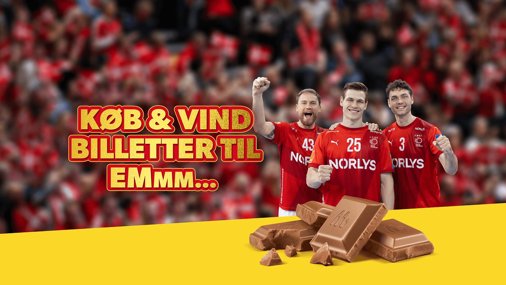 Tre mænd i røde sportstrøjer står og jubler foran en sløret menneskemængde. Teksten lyder: “KØB & VIND BILLETTER TIL EMmm…” med chokoladebarer nedenunder.