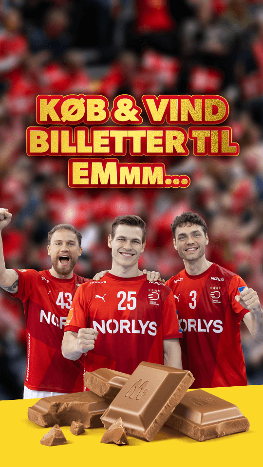 Tre mænd i røde sportstrøjer står og jubler foran en sløret menneskemængde. Teksten lyder: “KØB & VIND BILLETTER TIL EMmm…” med chokoladebarer nedenunder.